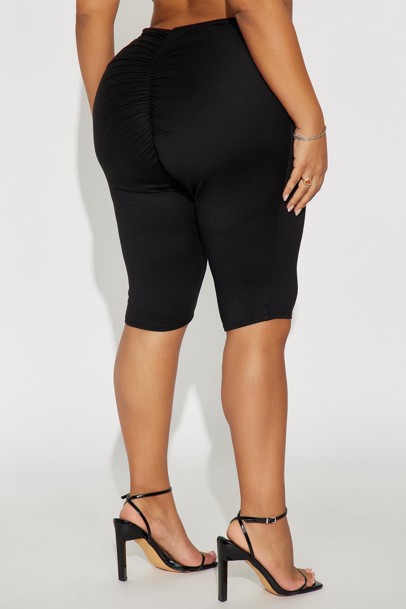 Feeling Cheeky Mid Rise Ruched Butt Capri Legging 14″ - Black