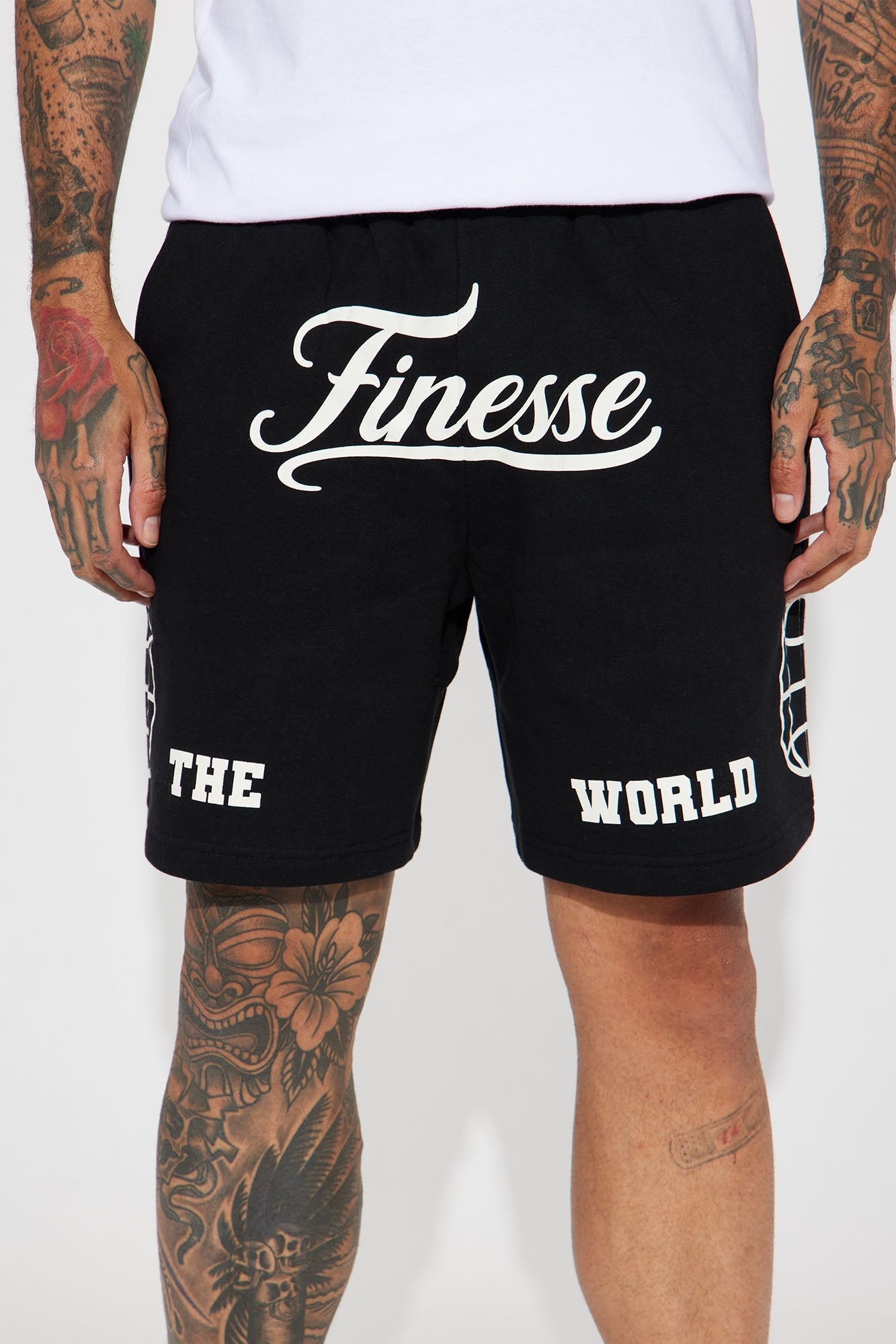 Finesse The World Relaxed Short - Black