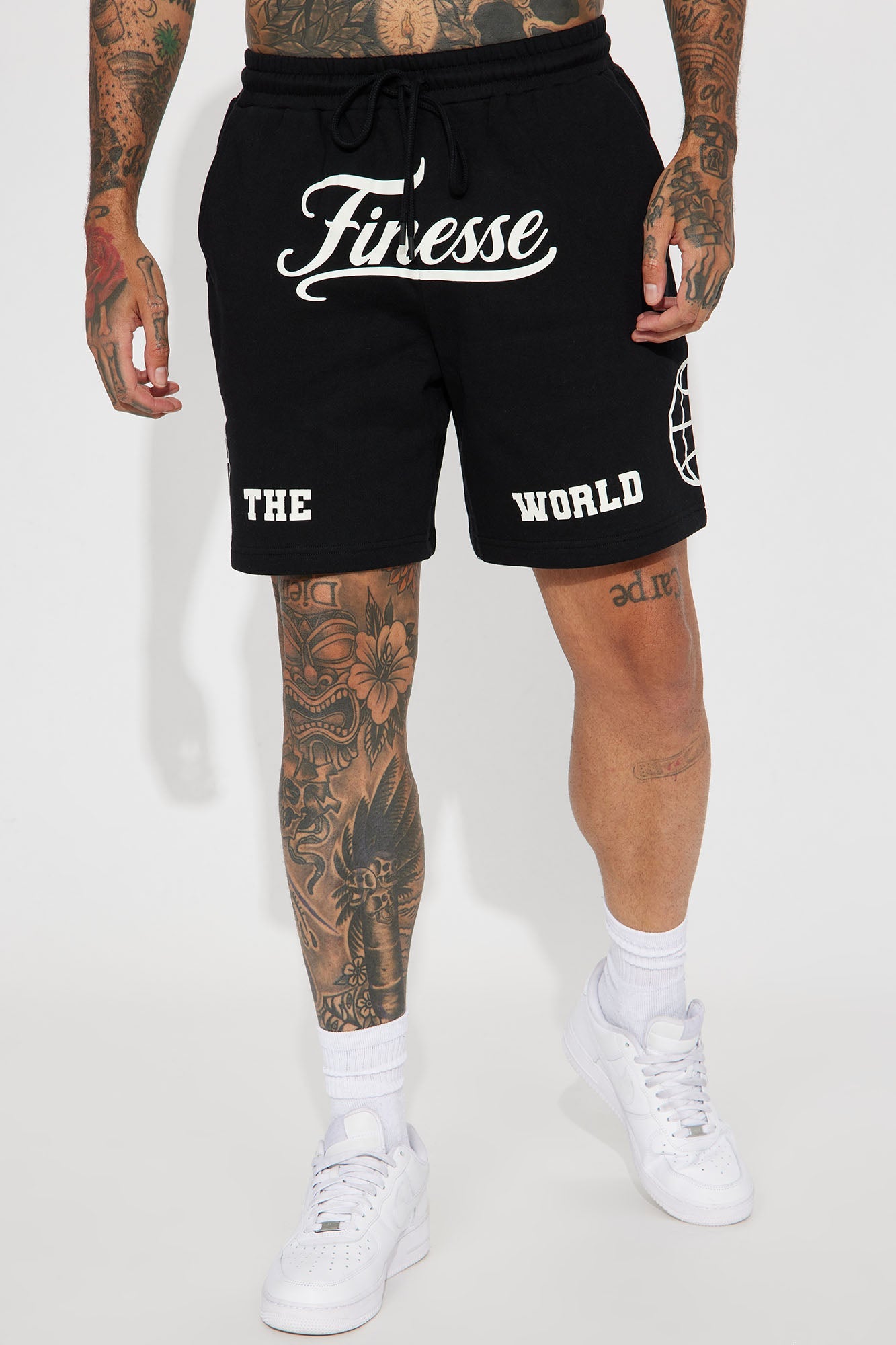 Finesse The World Relaxed Short - Black
