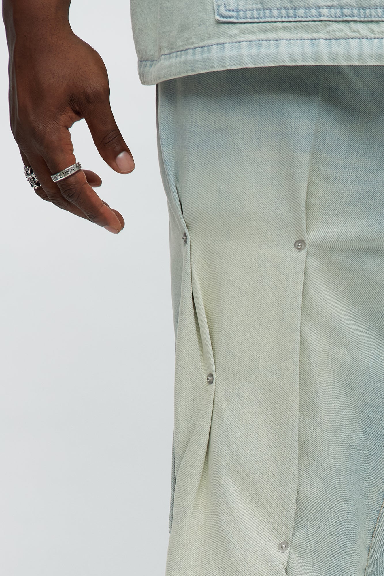 Rivet Edge Baggy Jeans - Light Wash