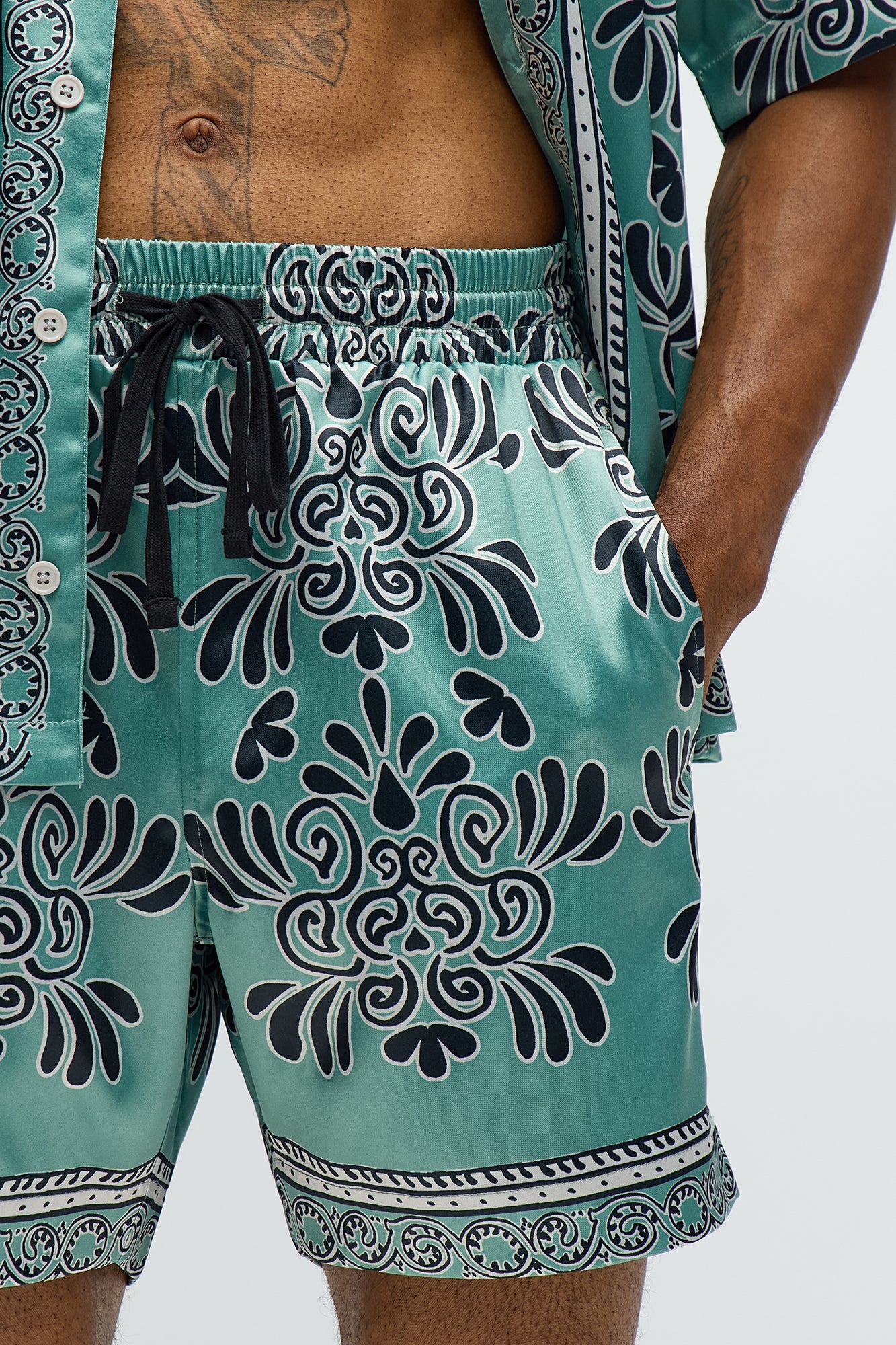 Relaxed Centerpiece Short - Green/combo