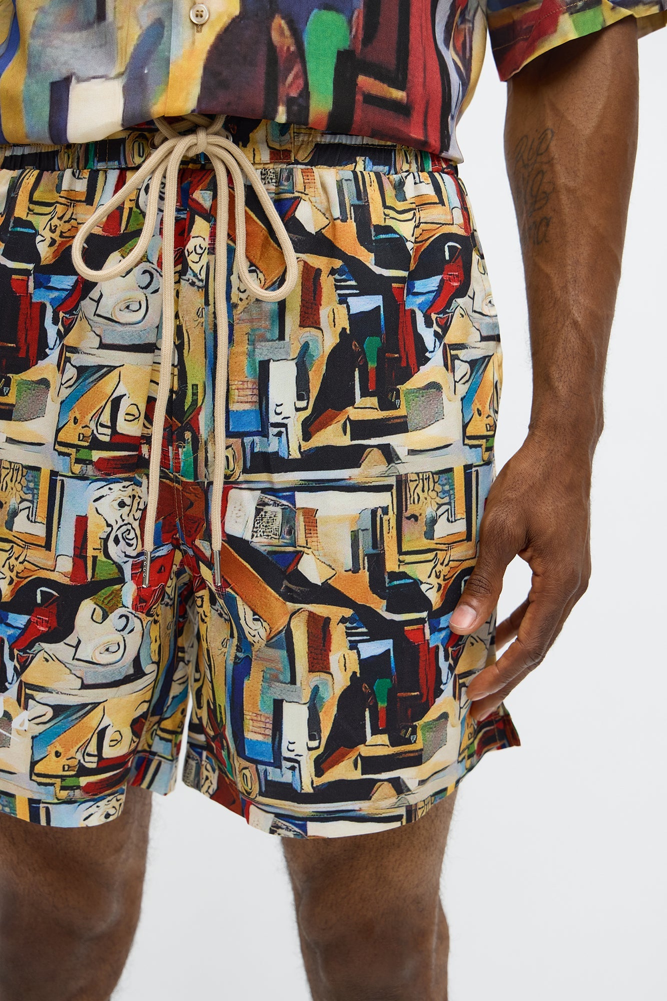 Relaxed Picasso A La Hummingbird Shorts - Multi Color
