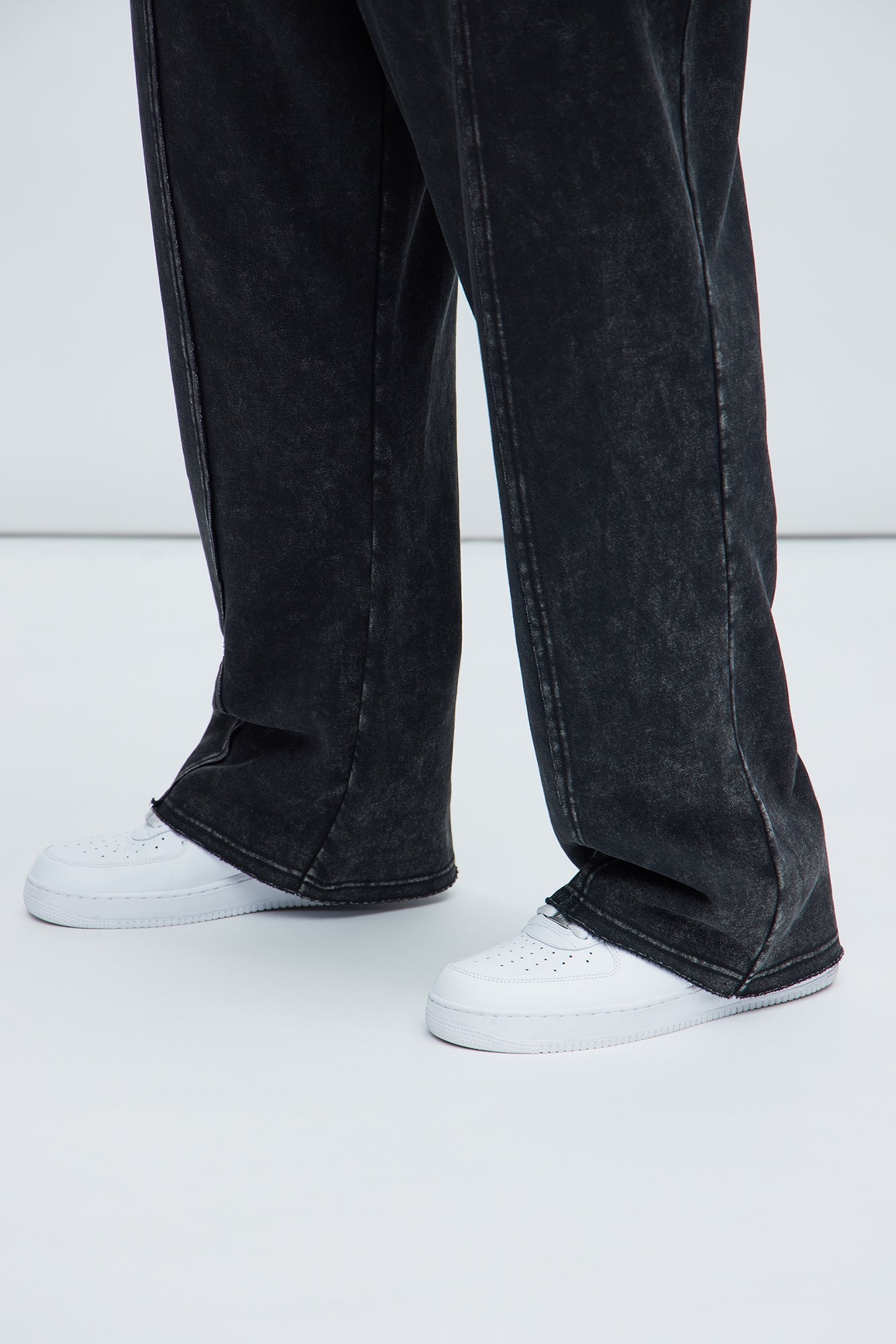 Tyson Frayed Seams Sweatpants - Black