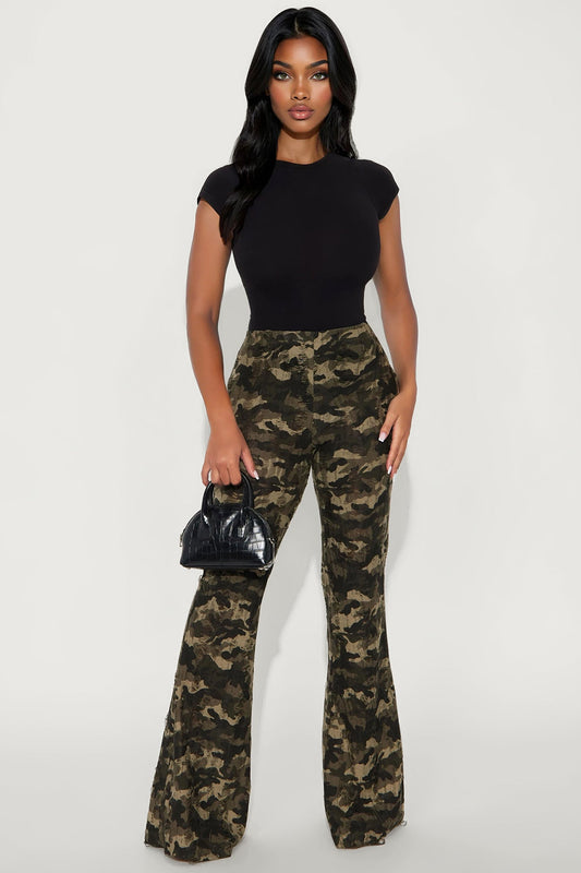 Hiding Out High Rise Distressed Camo Flare Pant 34 - Camouflage