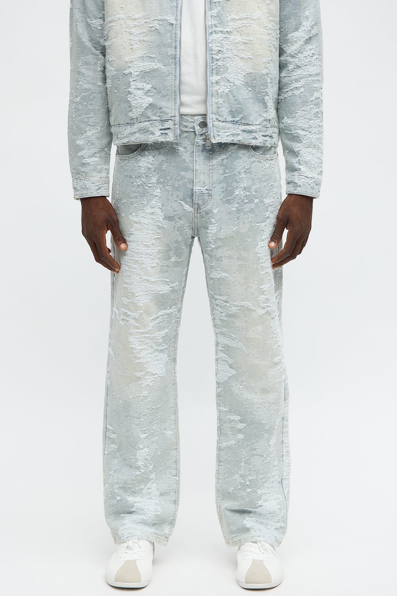 Straight Fading In And Out Jeans - Light Wash
